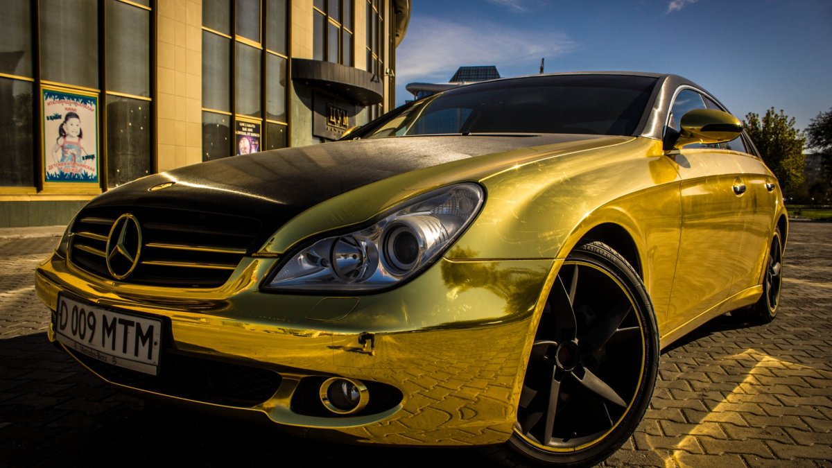 Mercedes Benz CLS золотой