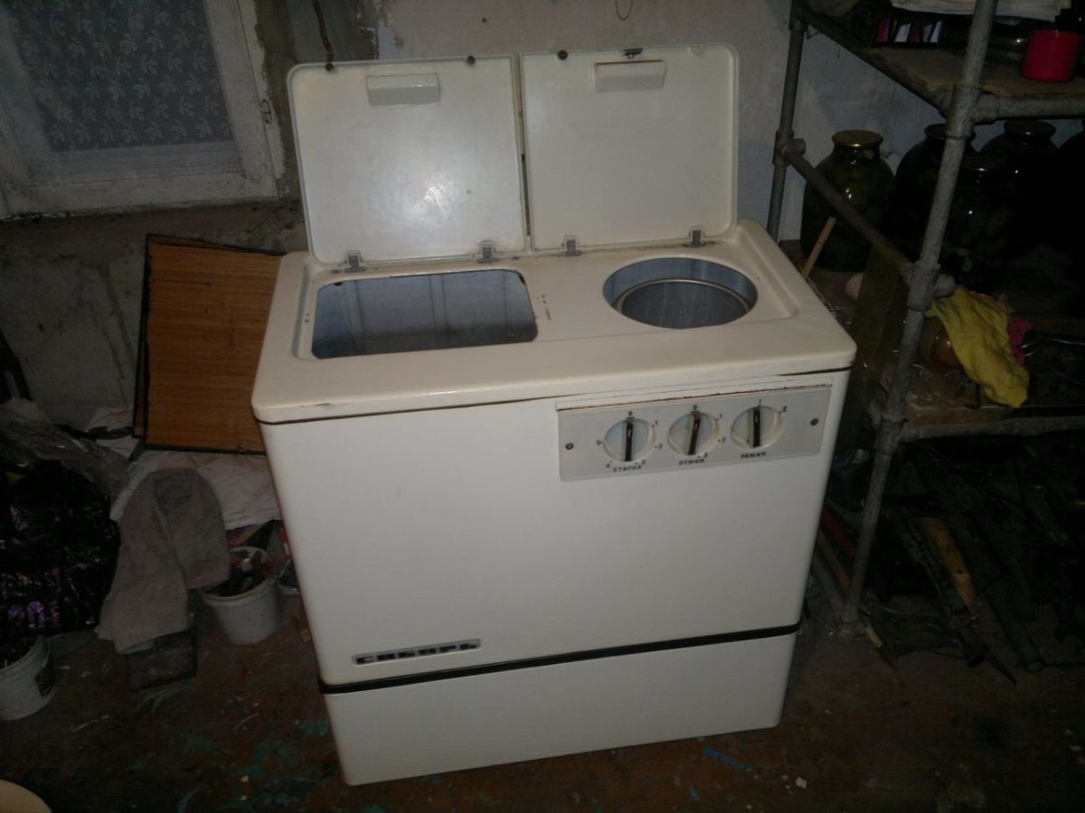 Советская стиральная машинка Чайка с центрифугой