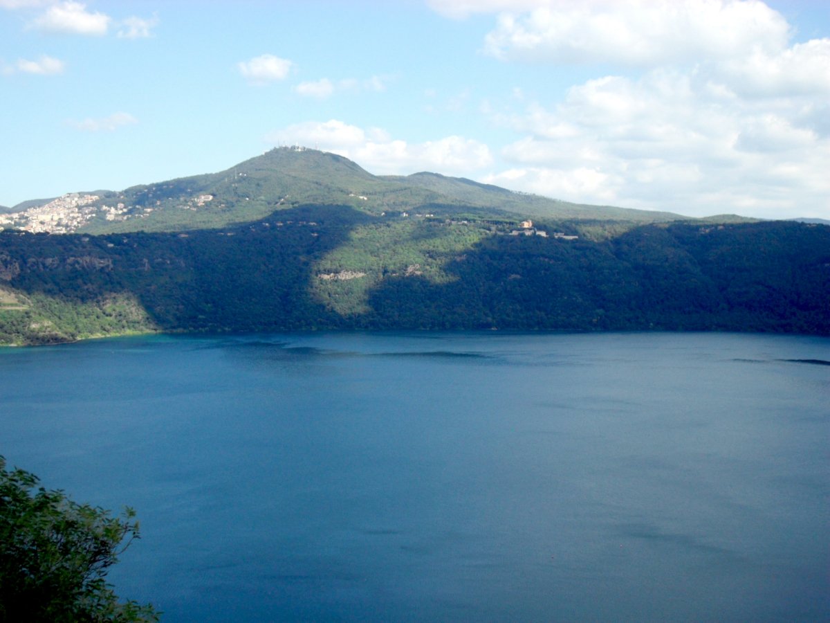 Озеро Альбано в окрестностях Рима