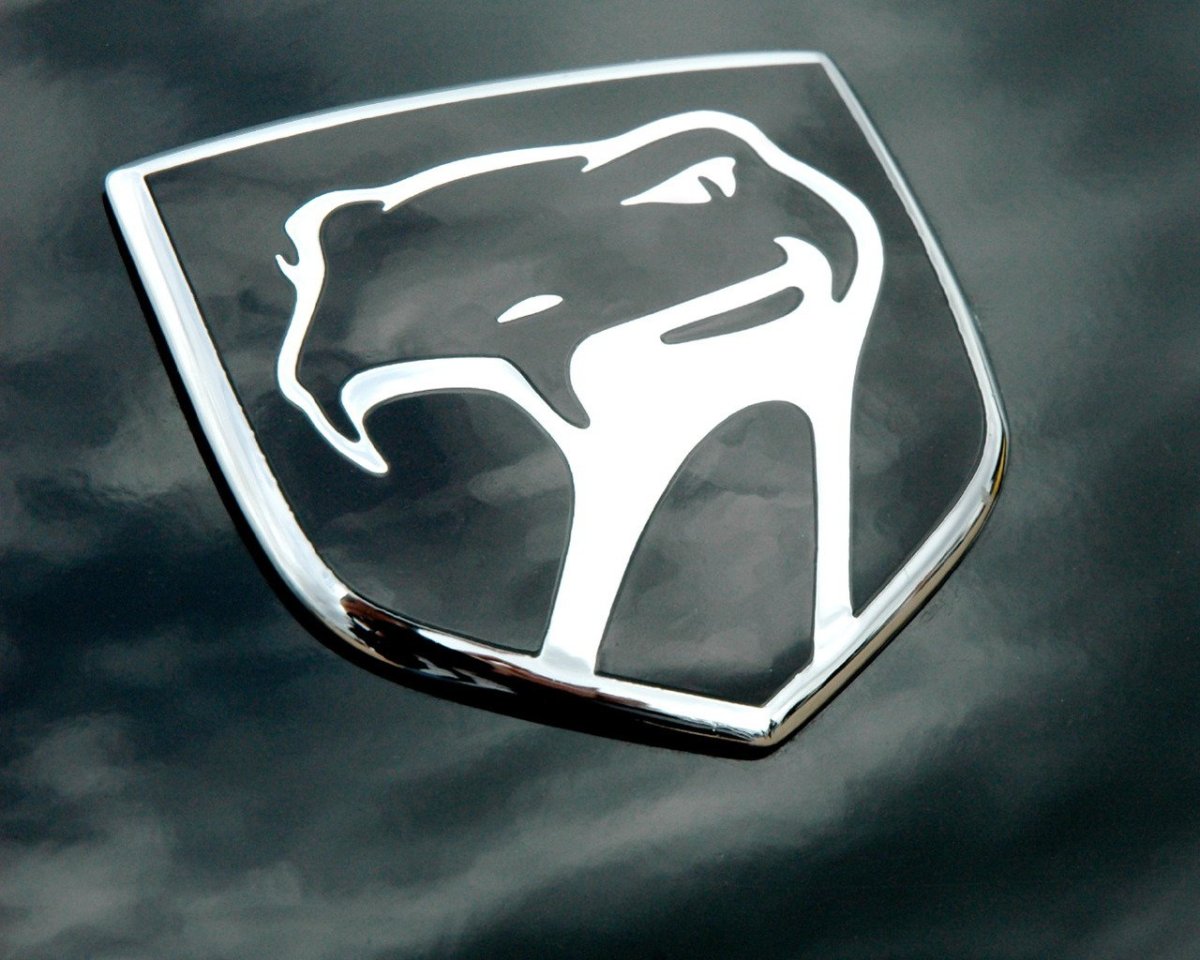 Логотип со змеей автомобиль