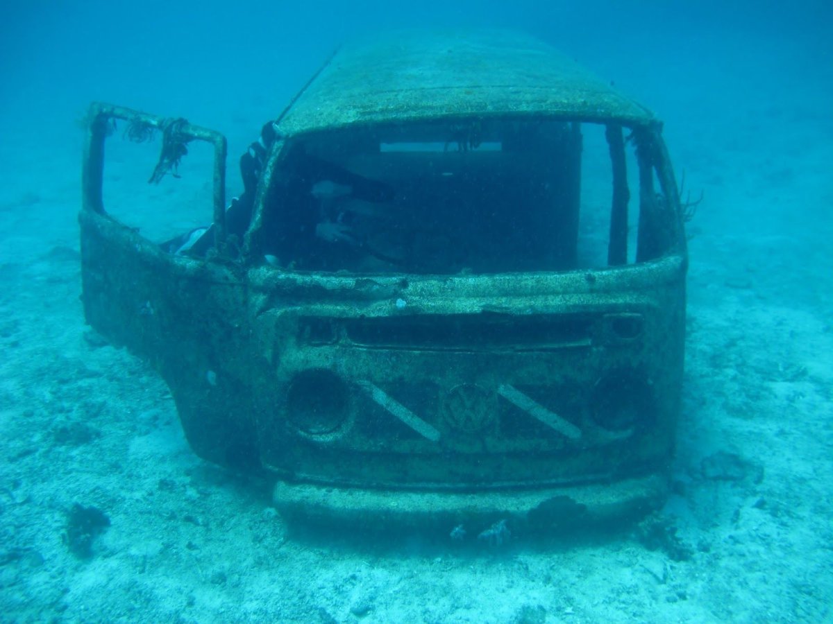 Старая машина под водой