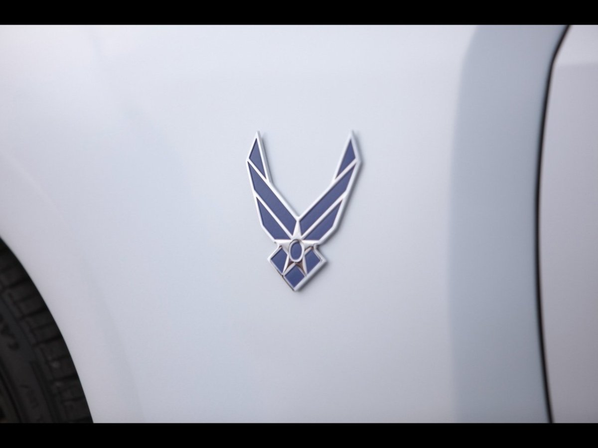Спортивная машина с крыльями на эмблеме