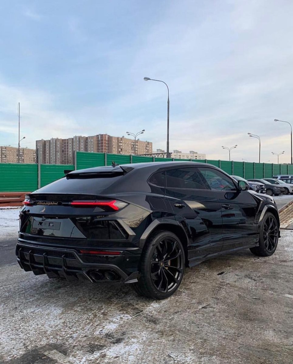 Lamborghini Urus черный