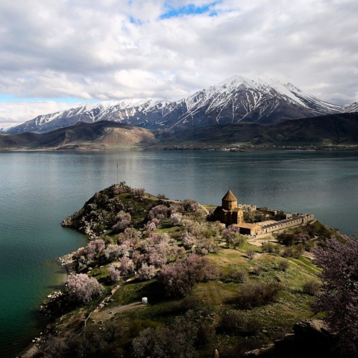 Глубина озера севан. Озеро Севан. Оз Севан Армения. Севан горы. Озеро Севан горы.