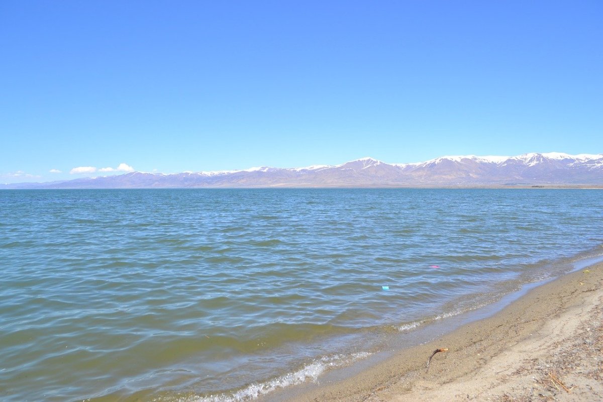 Озеро севан вода. Озеро Севан Мартуни. Озеро Севан Армения пляжи. Севан Армения, пляж озеро Армения. Озеро Севан 2.