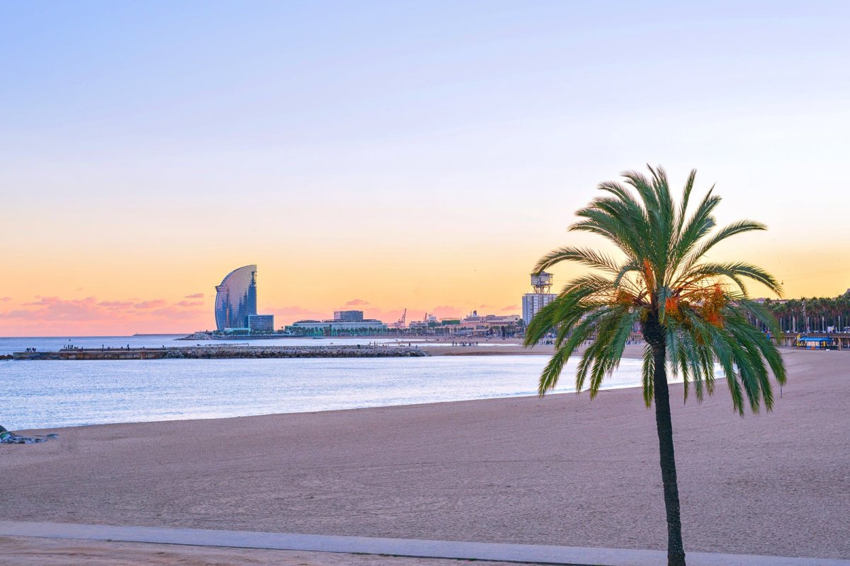 Барселонетта пляж на закате