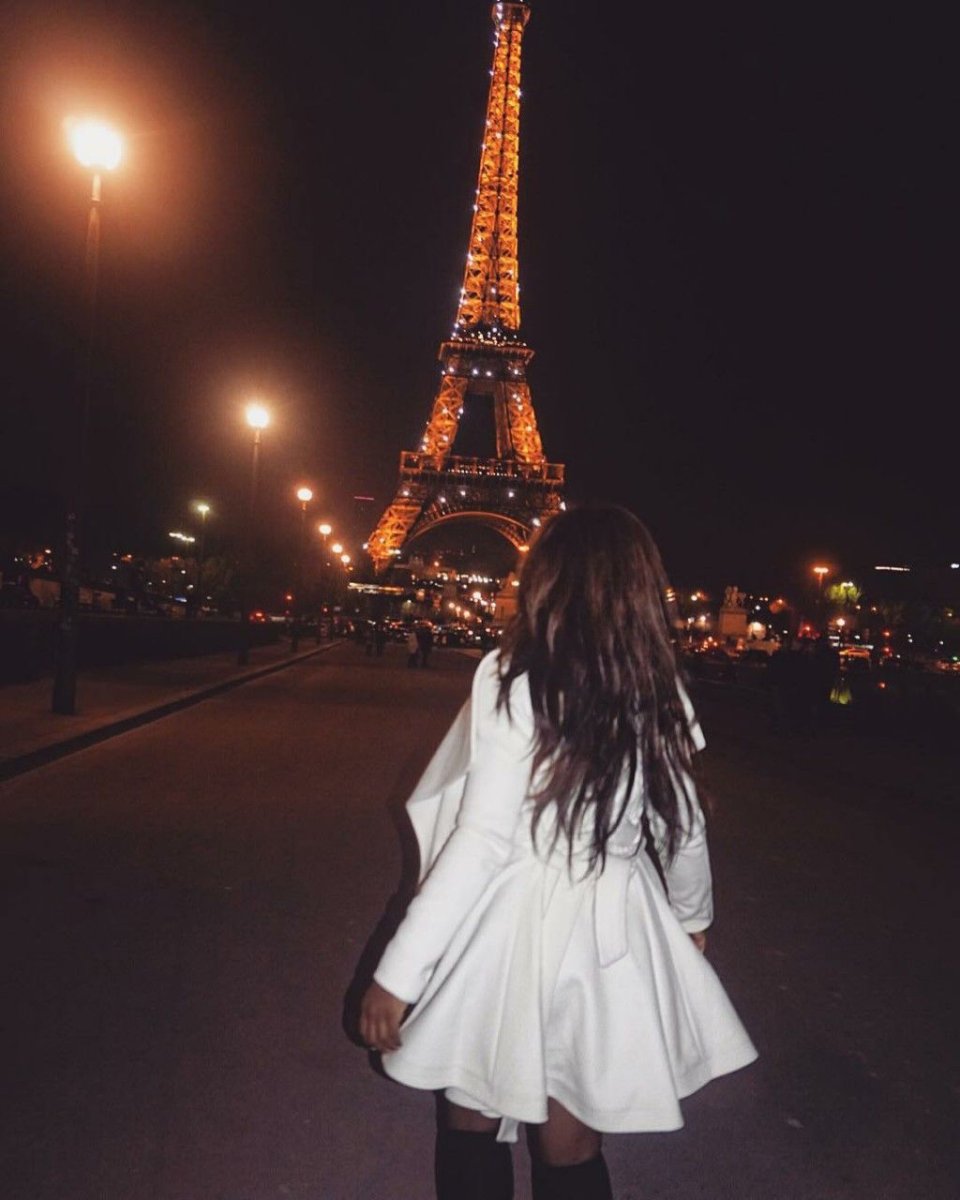 Девушка в Париже сохры