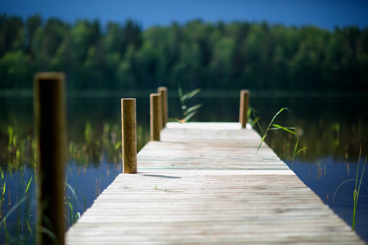 Деревянный мостик на озере