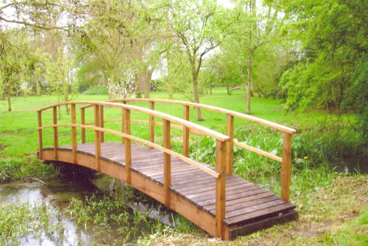 Деревянный мостик через реку