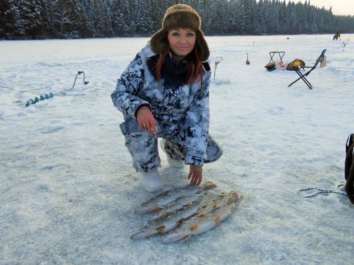 Девушки на зимней рыбалке