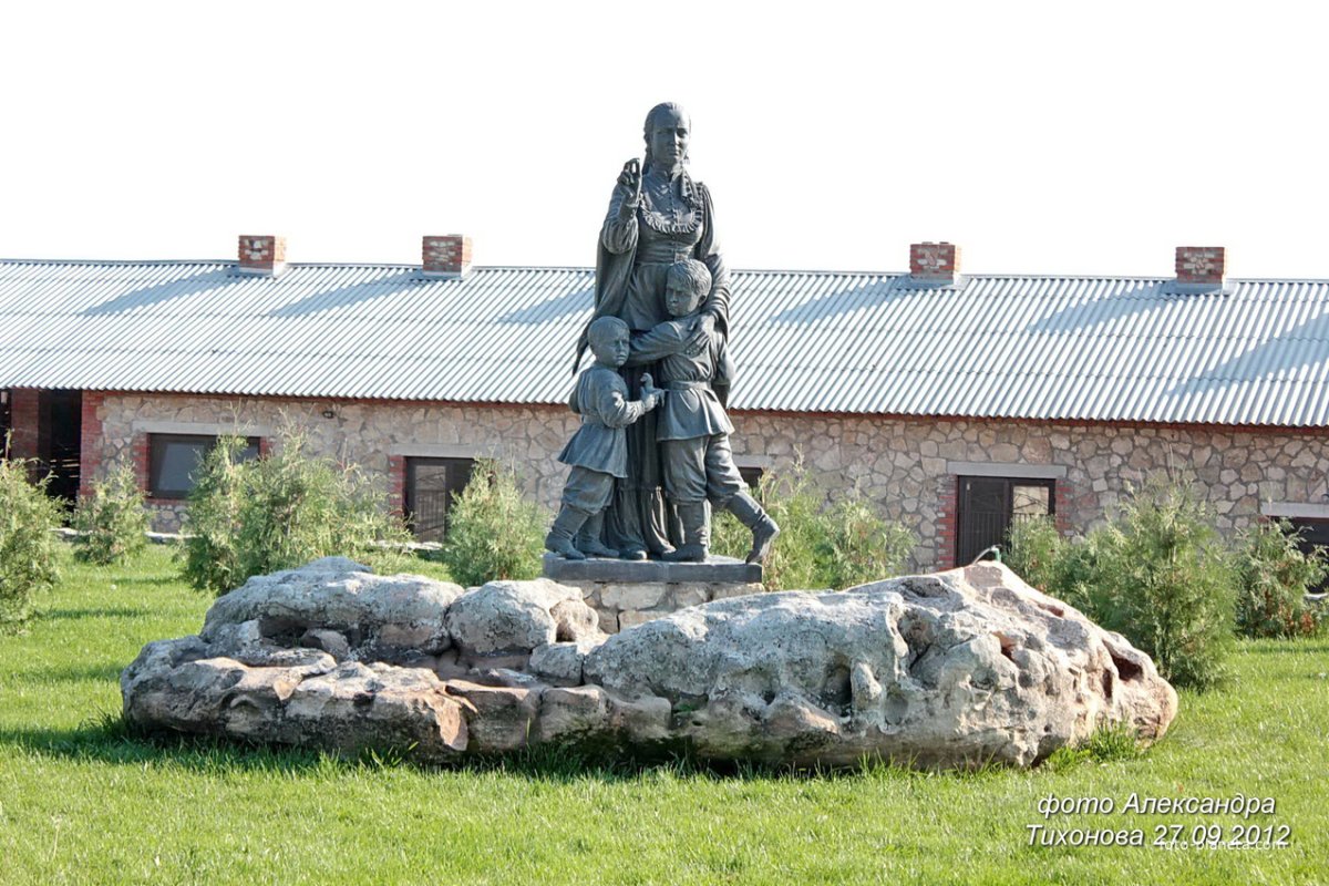 Станица Еланская памятник матери Казачке