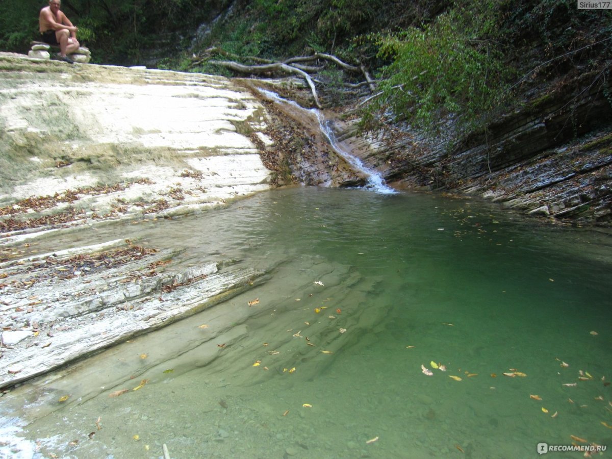 Река с водопадом фото