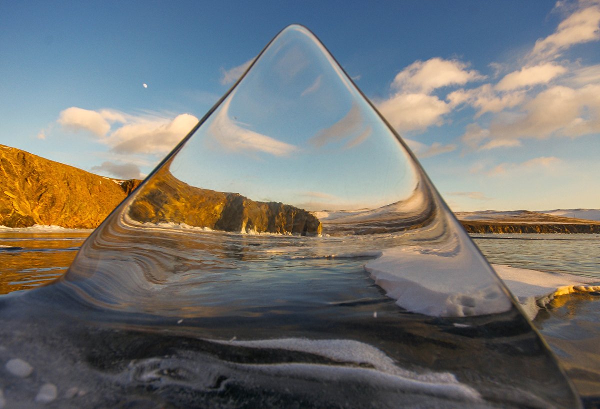 Воды байкала чисты и прозрачны. Лед Байкала. Прозрачный лед Байкала. Кристально чистый лед Байкала. Озеро Байкал зимой прозрачный лед.