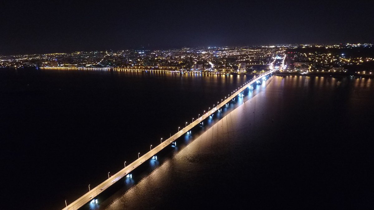 Вид ночной набережной Волга Саратов