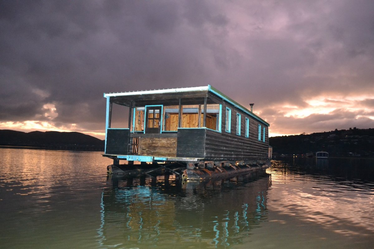 Houseboat плавучий поселок