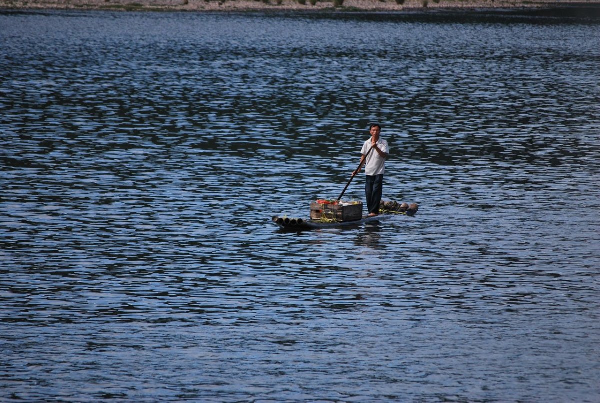 Включи маленький плот. Лодка на реке с людьми. Человек в лодке на озере. Человек у реки. Человек на плоту.