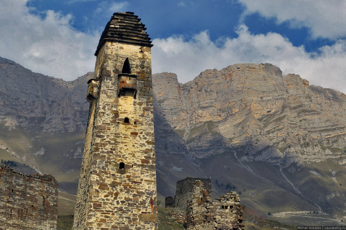 Ингушская башня и лепешки на одном фото