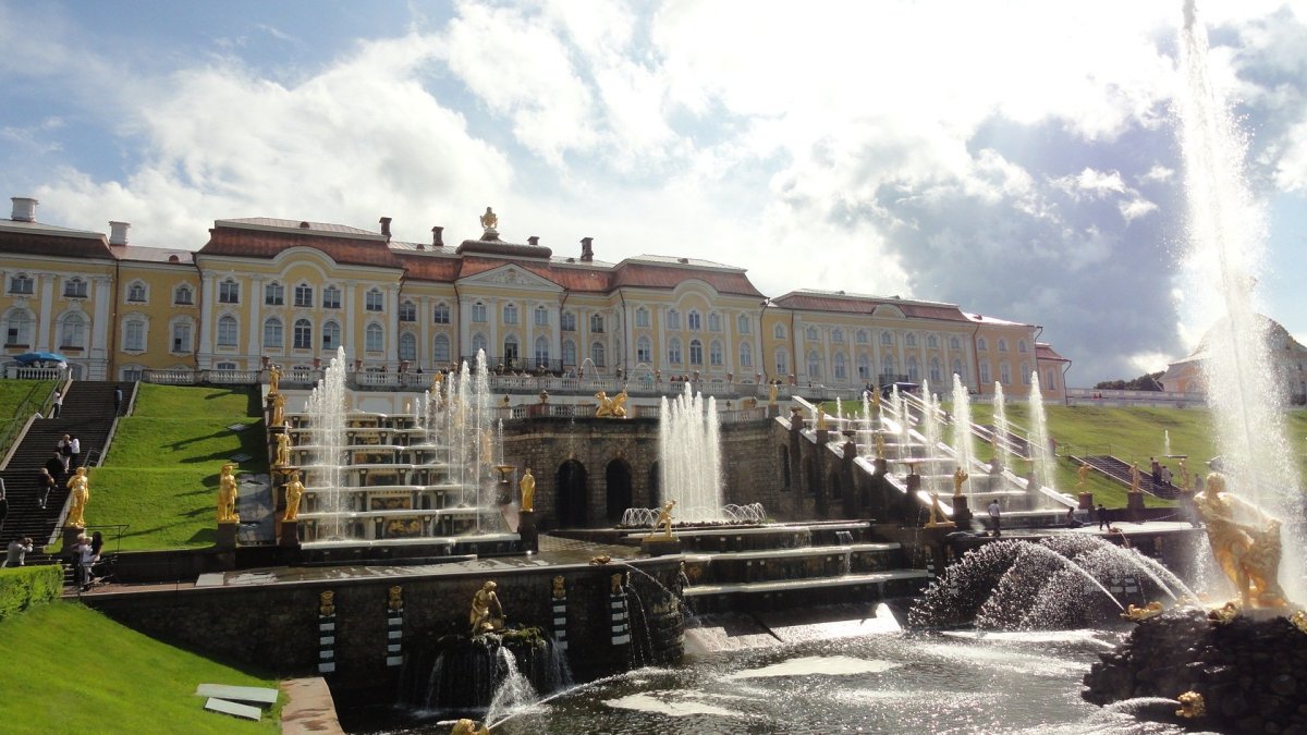 Петергофский дворец в Санкт-Петербурге
