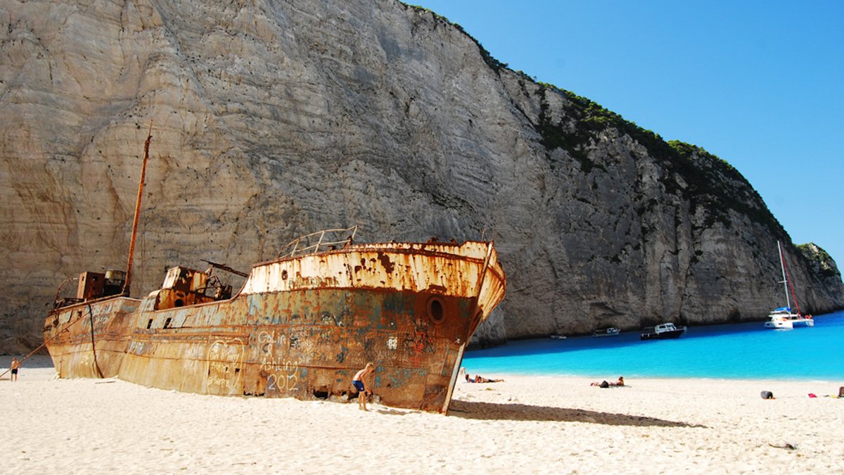 Бухта Навайо Греция корабль