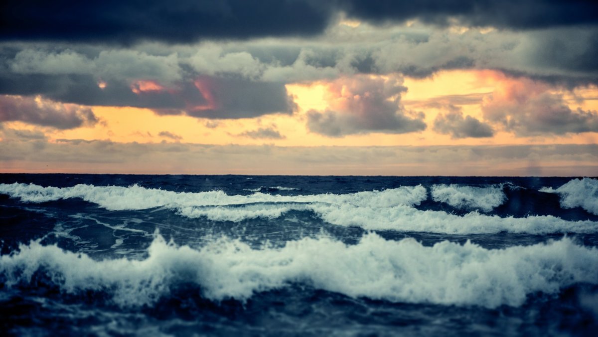 Море волны облака