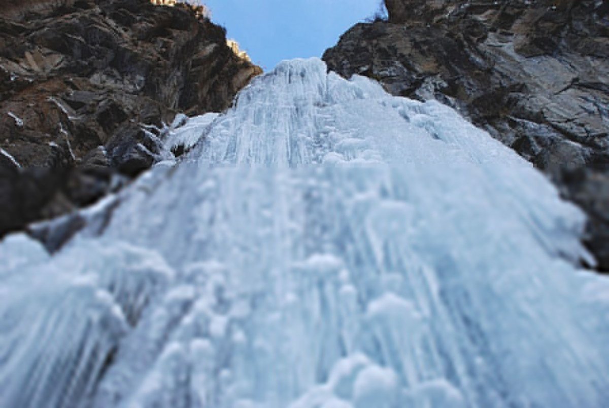 Акташский замерзший водопад