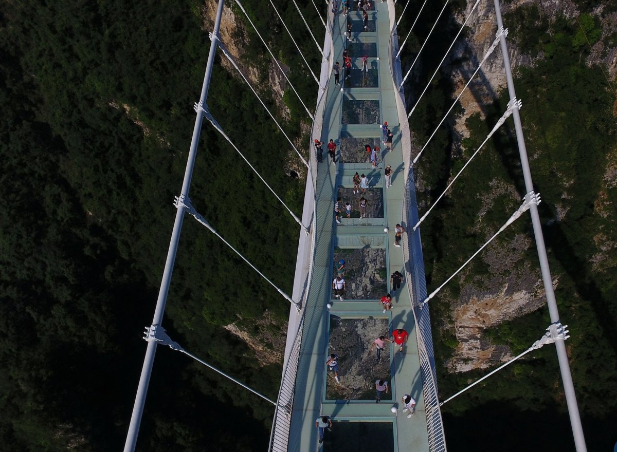 Стеклянный мост в Грузии над пропастью