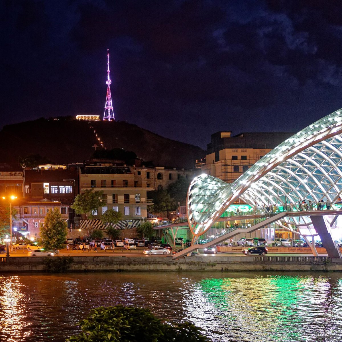 Мост мира Тбилиси ночью