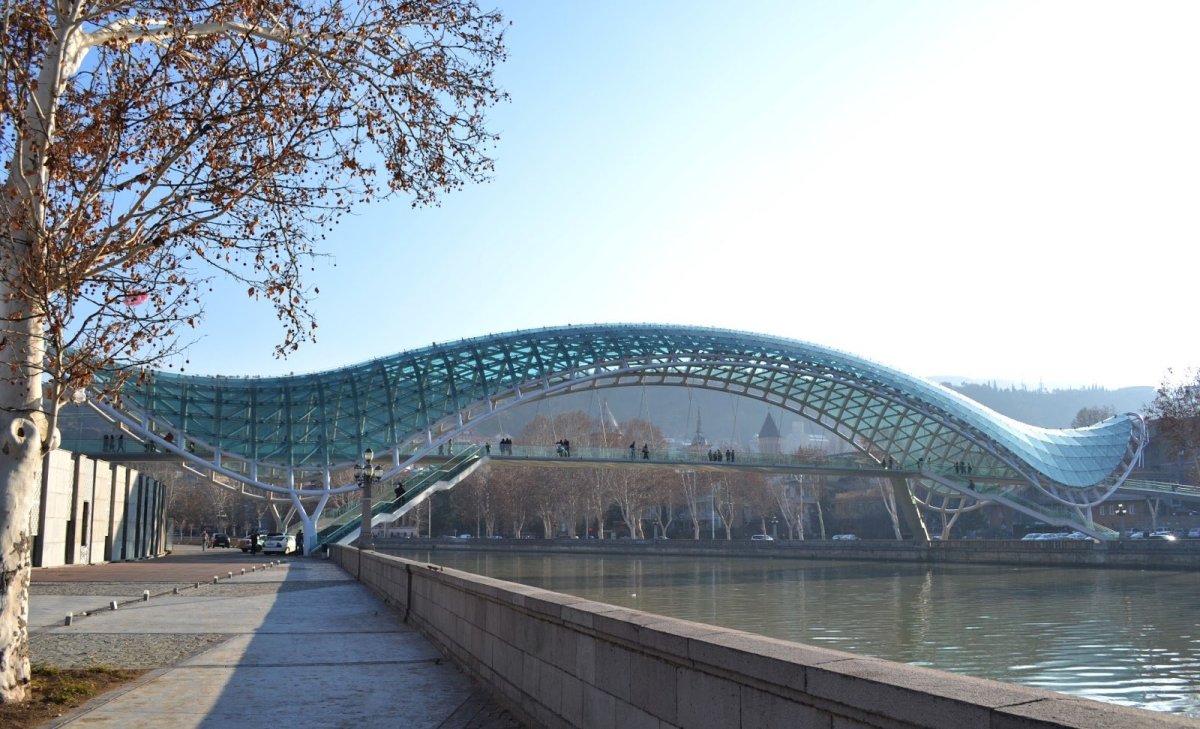 Мост мира осень Тбилиси
