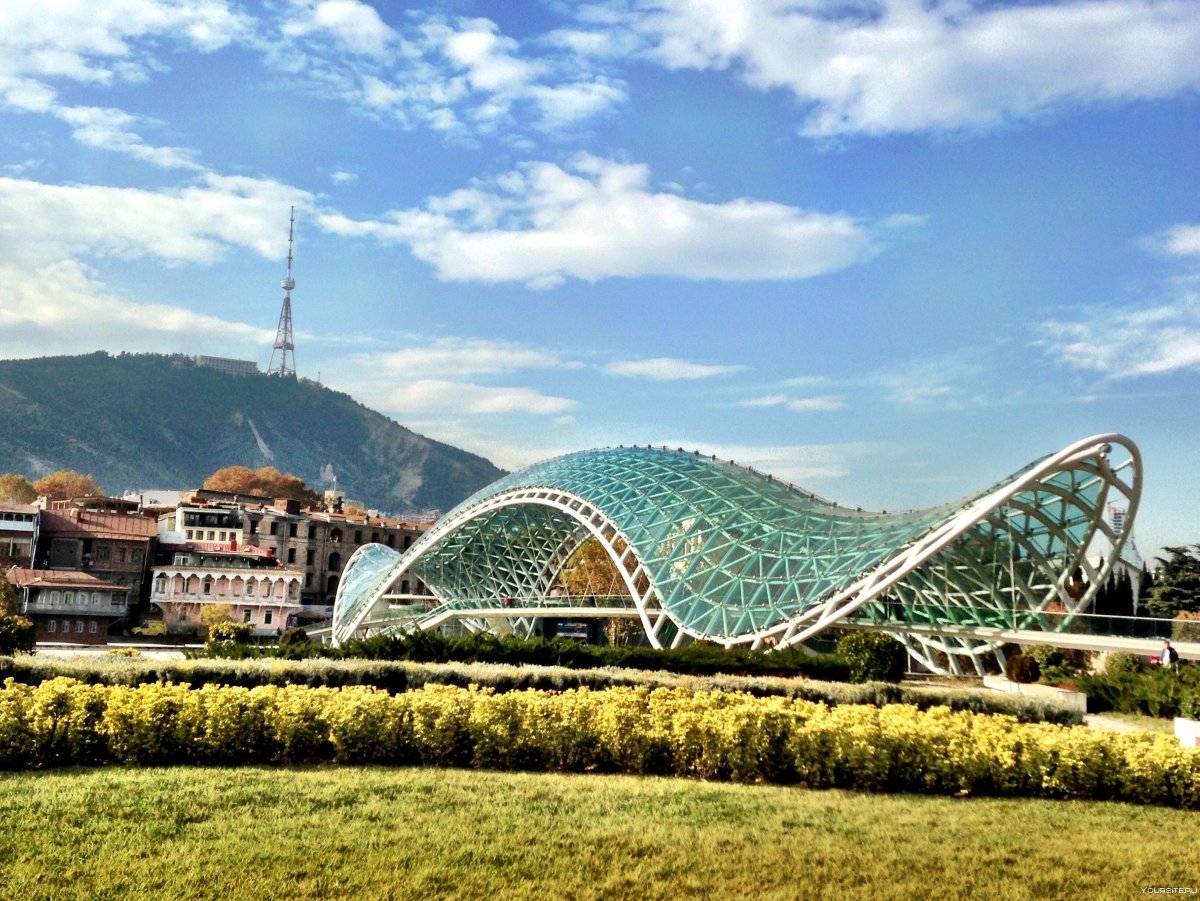 Красивый мост в Тбилиси
