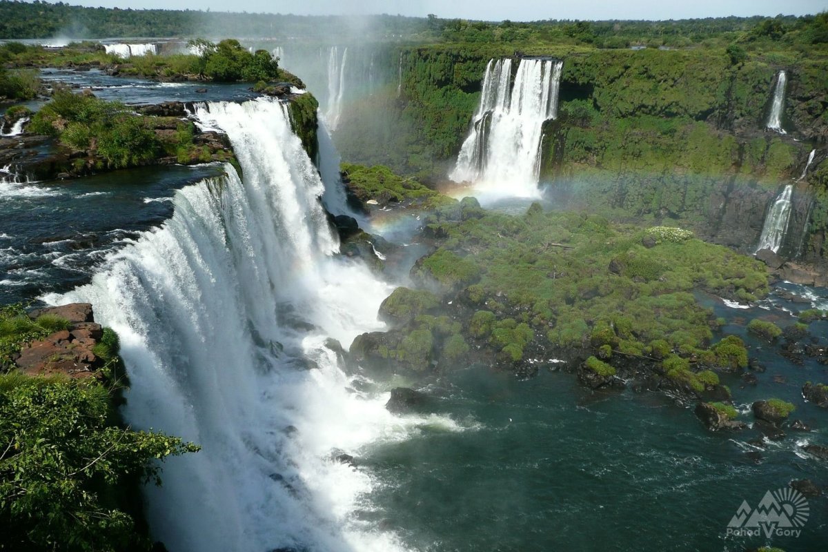 Широкий водопад в южной америке. Бразилия водопады Игуасу. Южная Америка национальный парк Игуасу. Водопад Игуасу, Фос-Ду-Игуасу, Бразилия. Южная Америка водопад Iguazu.