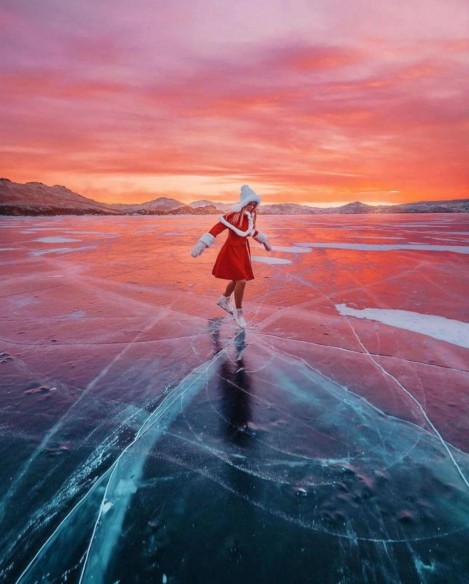 Девушка в платье лед Байкала