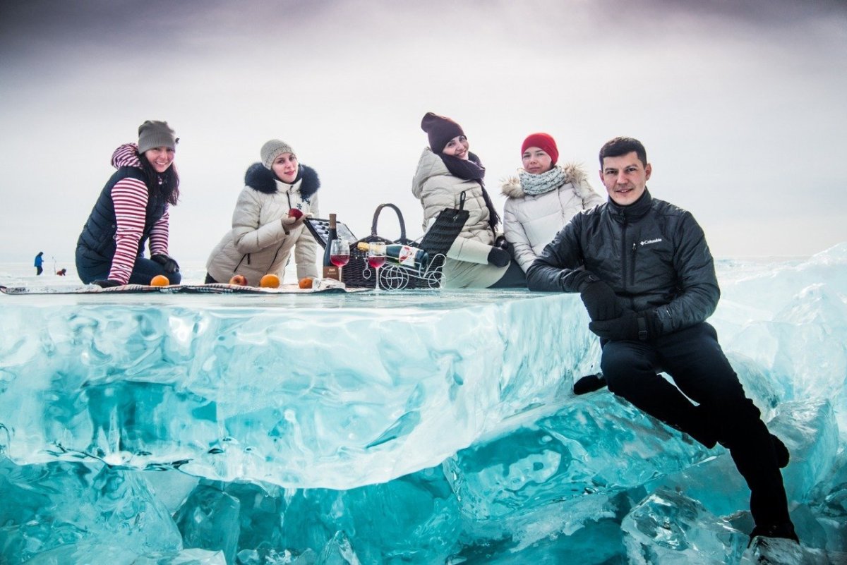 Обед пикник на льду Байкала