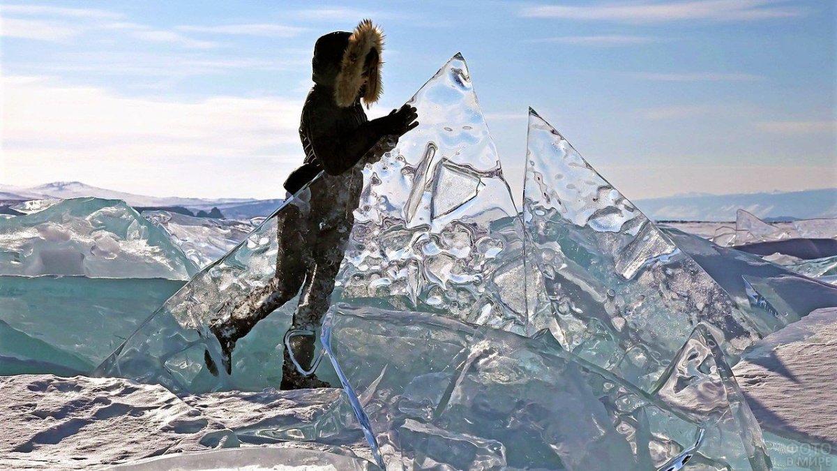 Девушка на льду Байкала