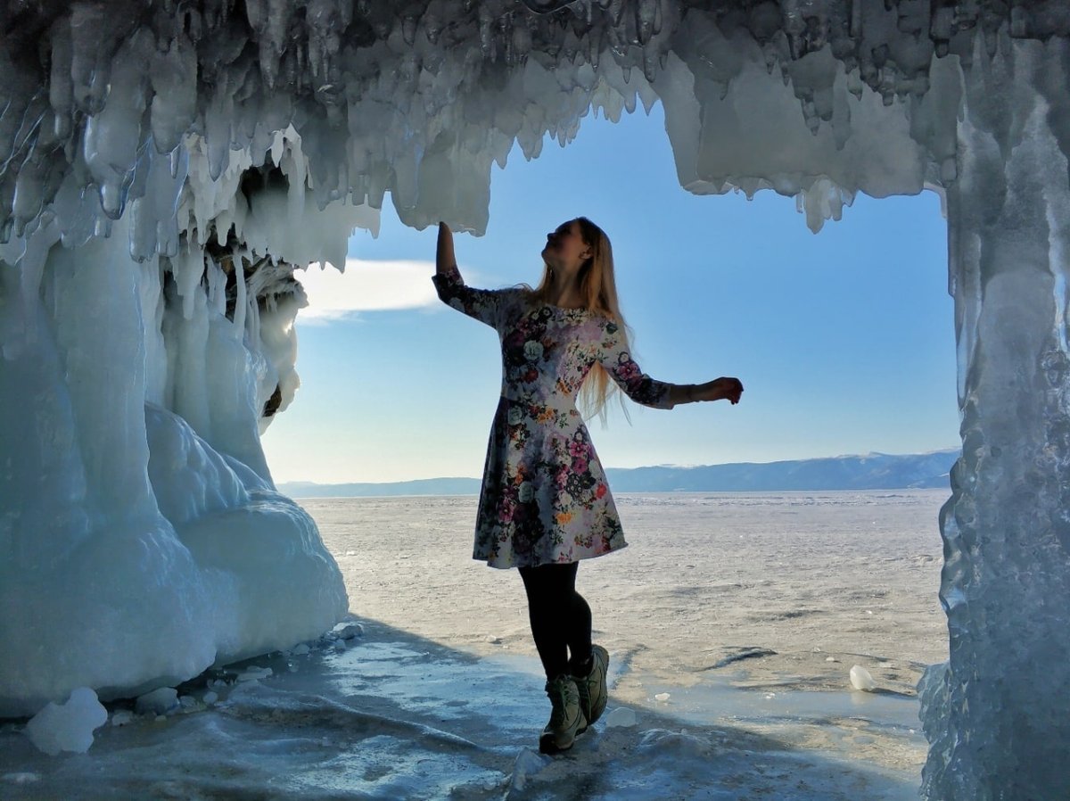 Фотосессия на Байкале зимой в платье