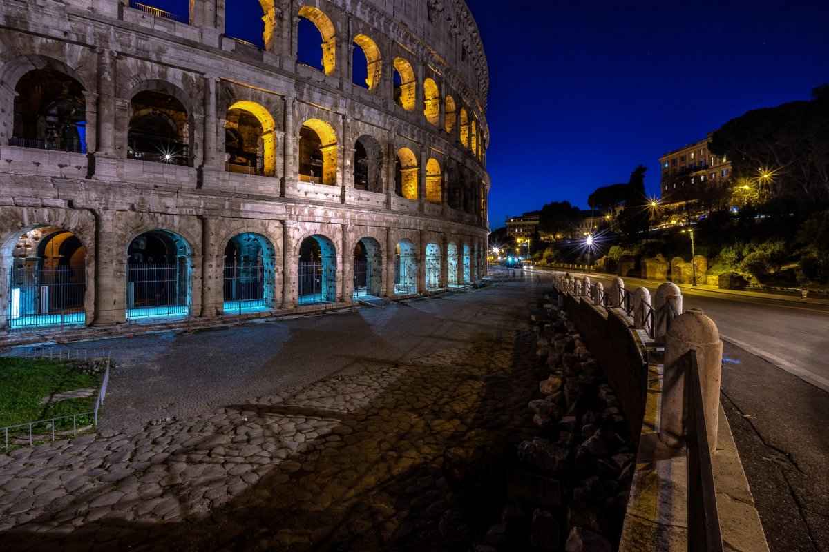 Колизей в Риме ночью