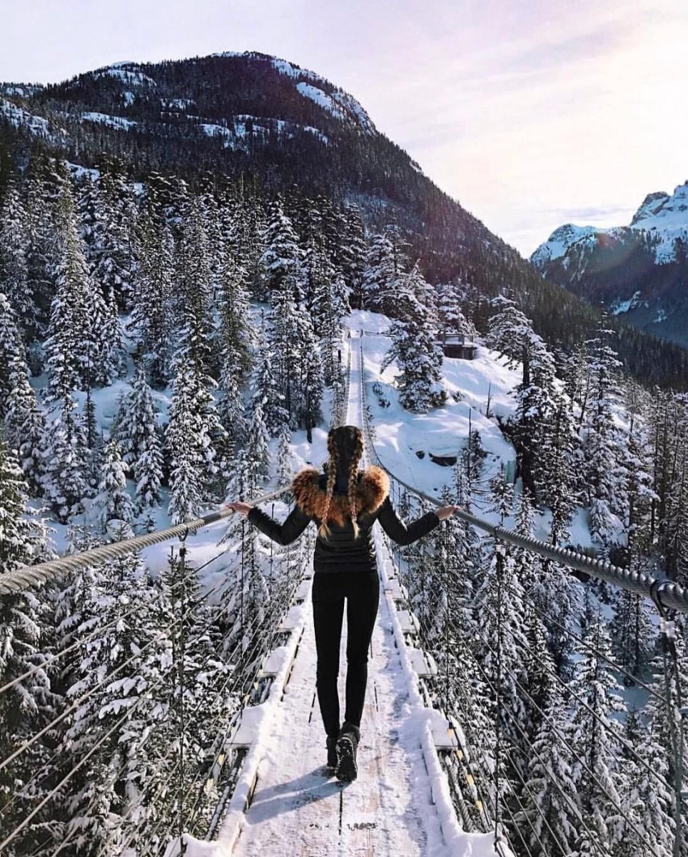 Девушка в горах зимой
