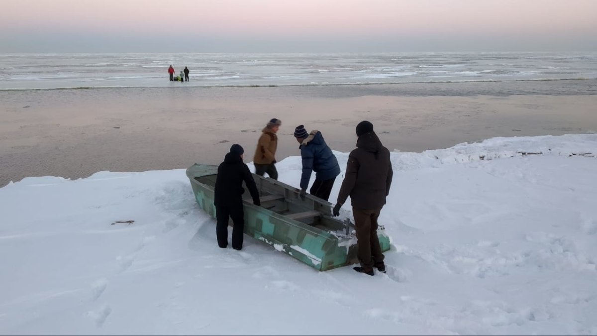 Спасатели в 2 остаются на льдине с рыбаками