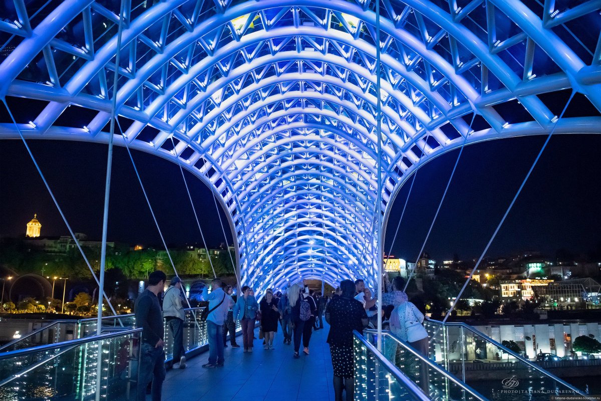 Стеклянный мост в Тбилиси