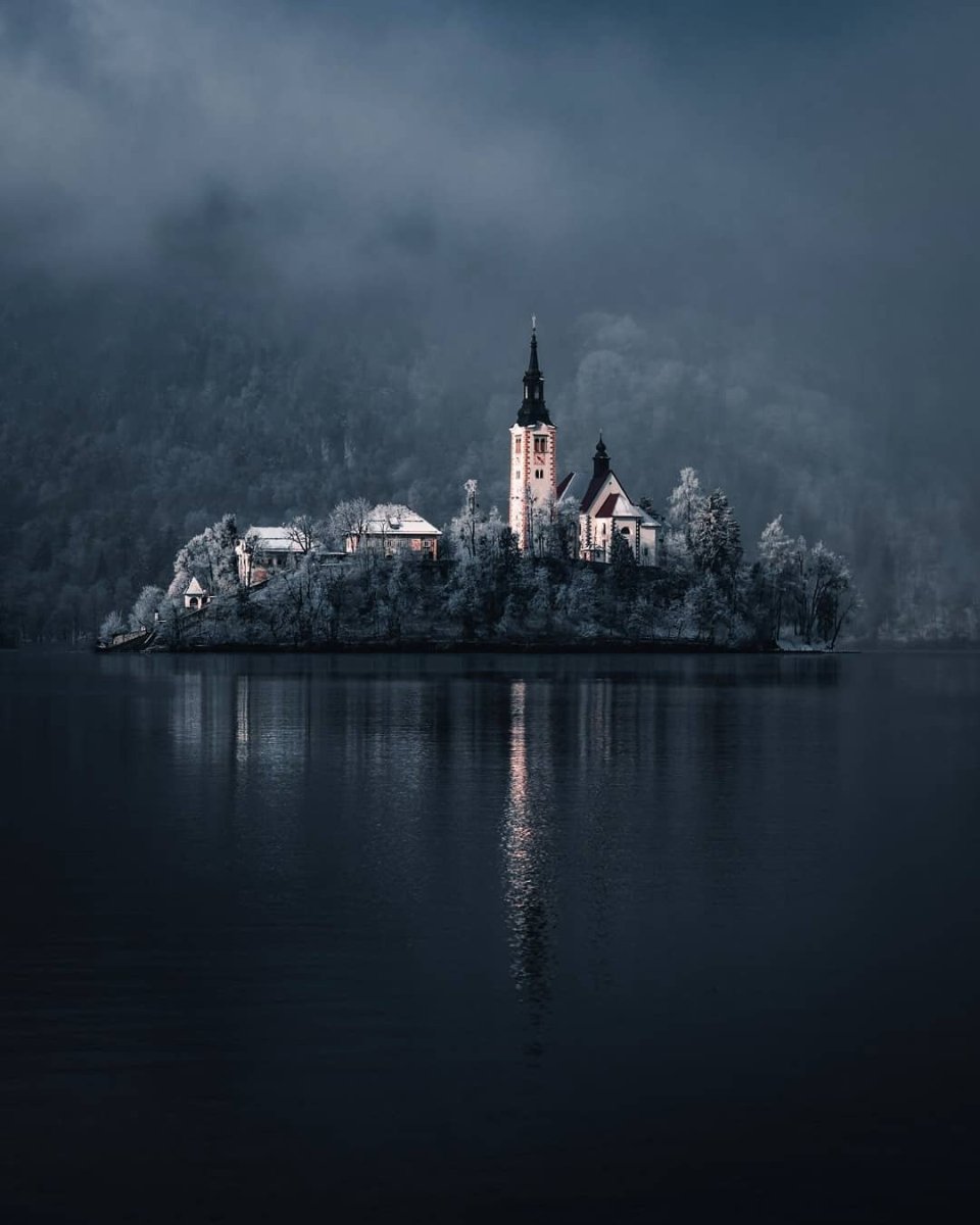 Замок на озере Блед в Словении