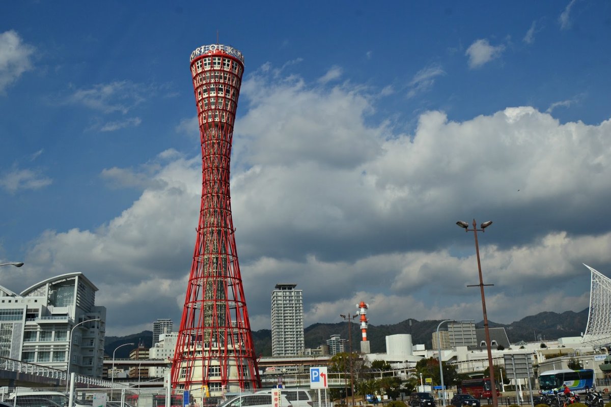 Гиперболоидная башня в порту Кобе, Япония