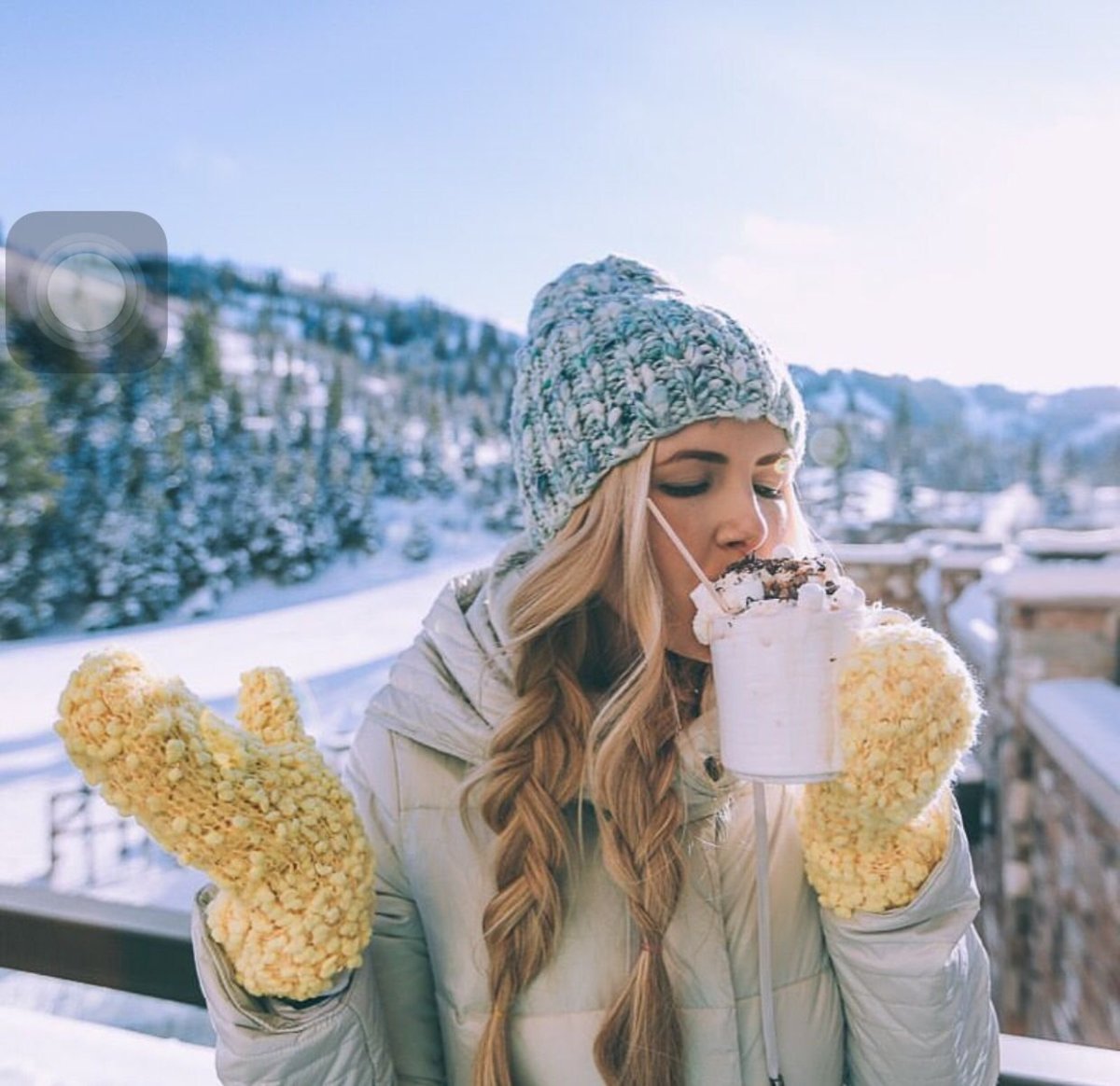 Девушка с кофе зимой