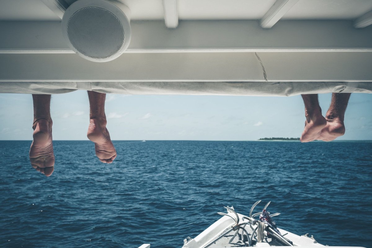 Мужские ноги на яхте
