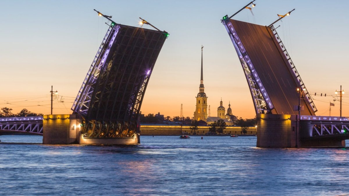 Дворцовый мост и Петропавловская крепость