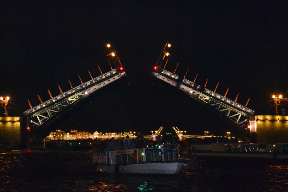 Разводной мост на Неве в Санкт Петербурге