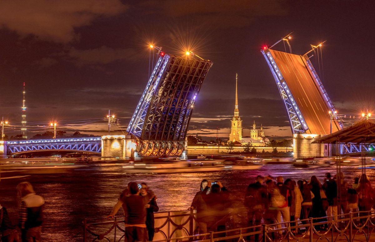 Разведенный Дворцовый мост в Санкт-Петербурге