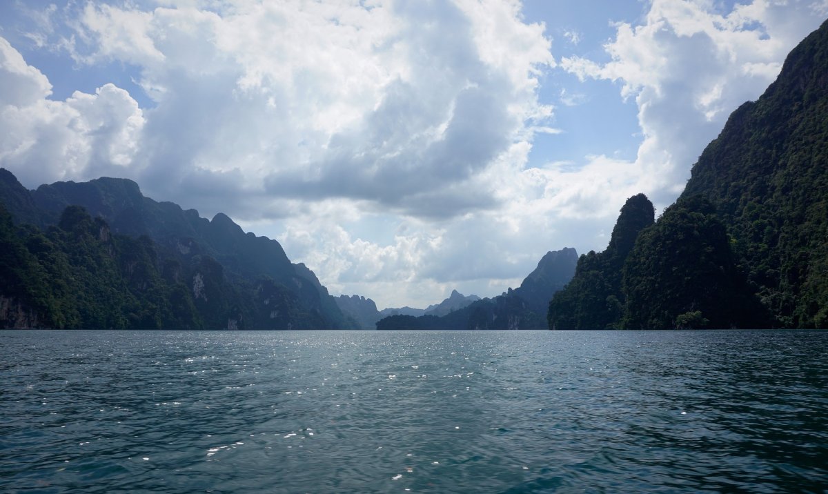 Горы в воде Тайланд