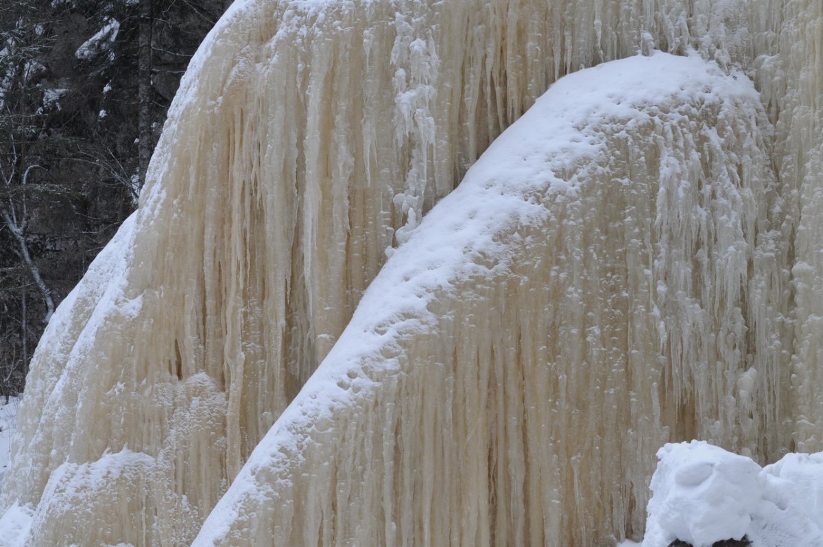 Водопад горбатый Приморский зимой