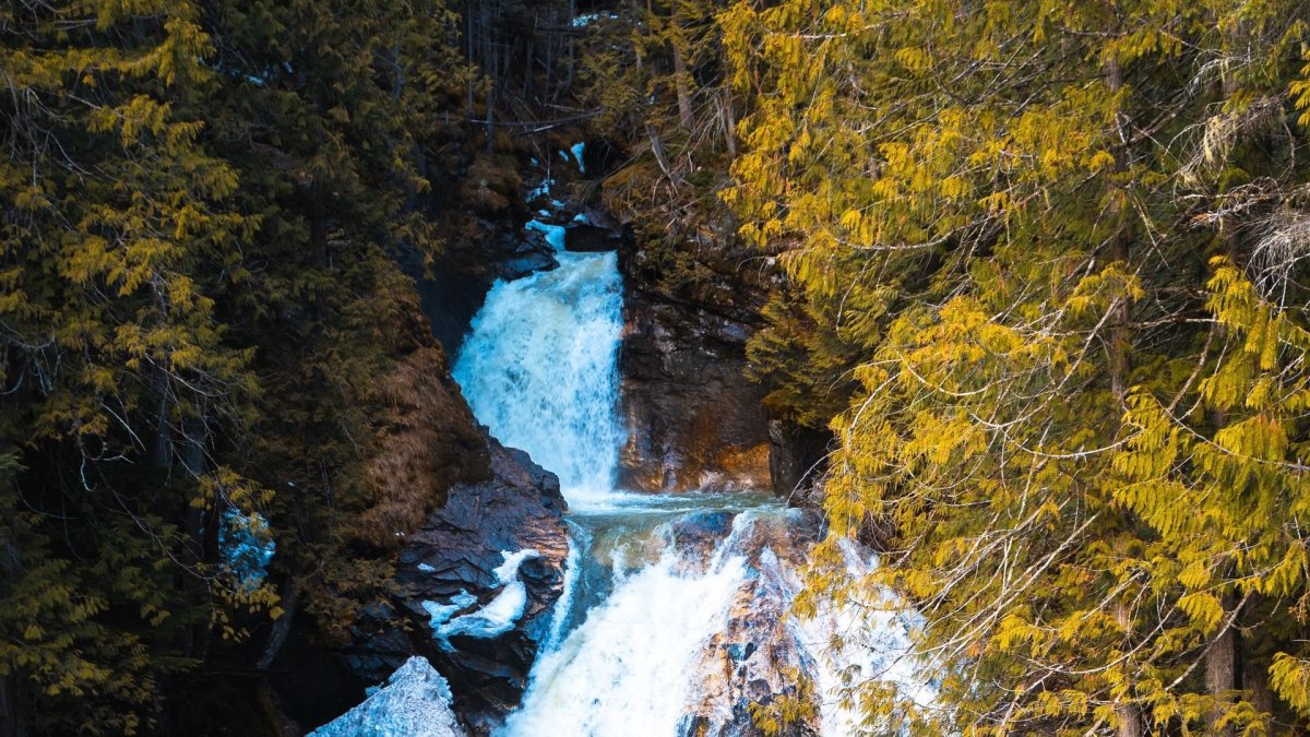 Замерзшие водопады в Карелии