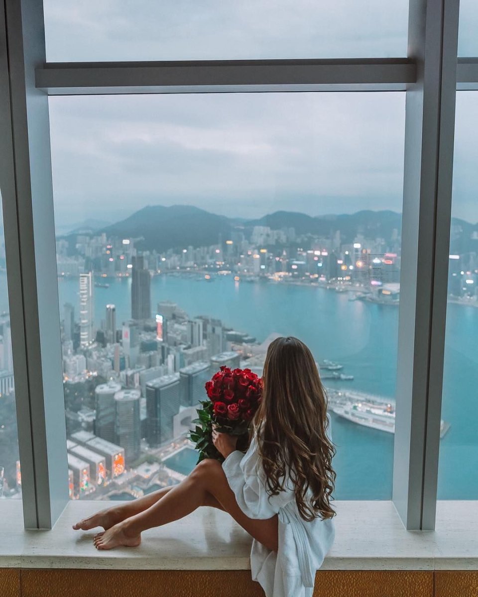 Вид с панорамного окна девушка