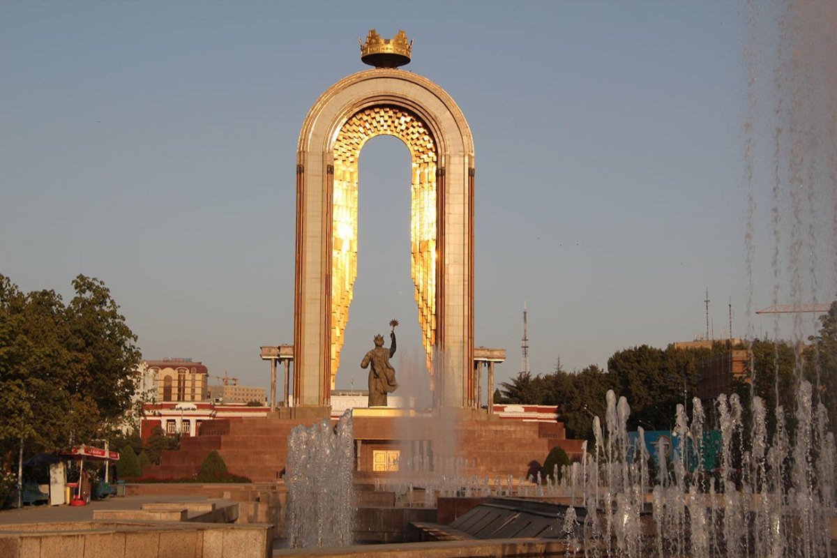 Таджикистан статуя Исмаила Самани